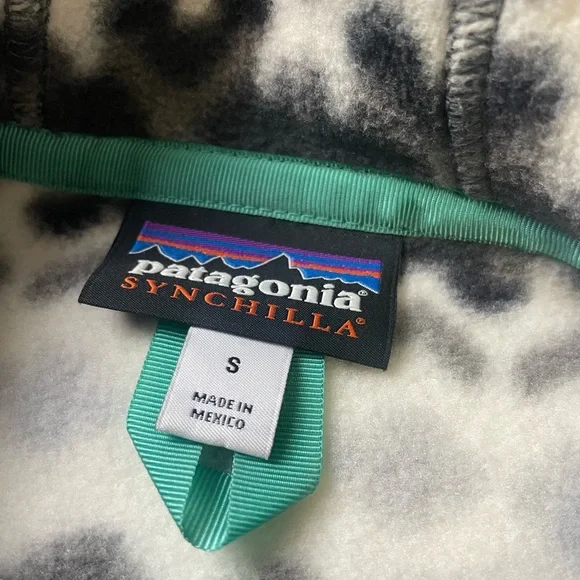 Patagonia women’s Black and Gray Patterned Fleece Jacket - Picture 4 of 5